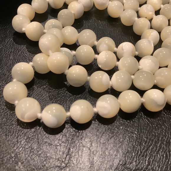 Vintage Mother of Pearl Necklace Iridescent 8mm Beads Knotted 32 Inch - Picture 4 of 7